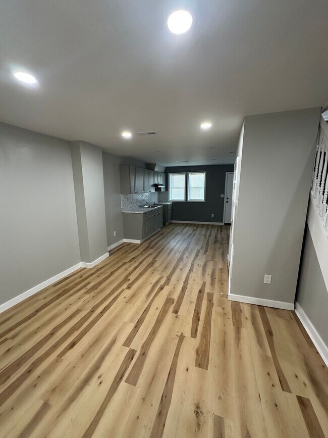 Foto del edificio - Renovated 3 Bed, 1 Bath Townhome in Darby