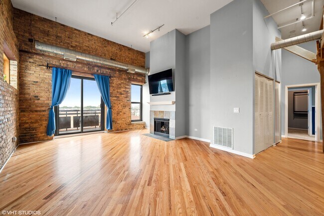 Building Photo - 1735 W Diversey Pkwy
