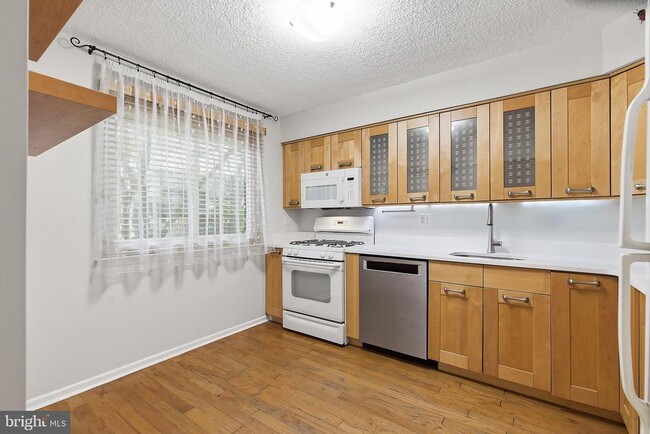 Building Photo - 60 Hampshire Dr