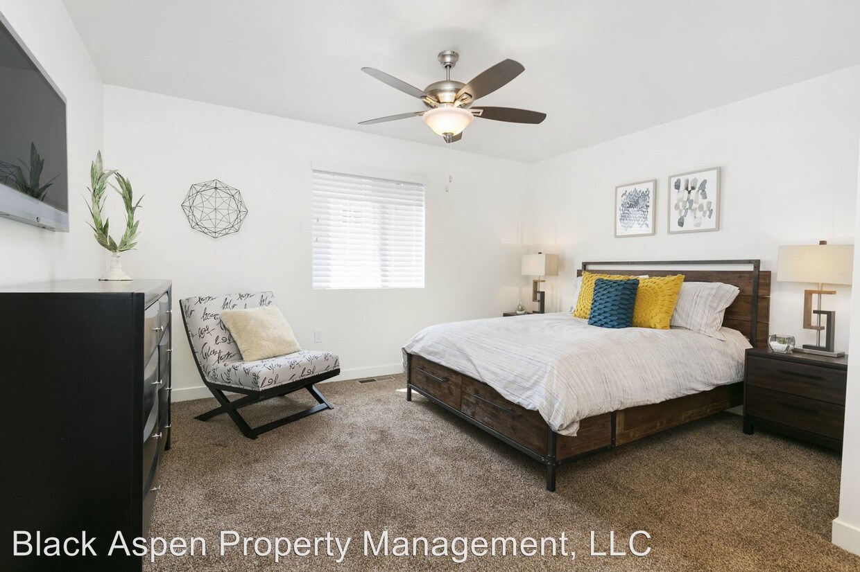 Primary Photo - 4136-38 W Miner View Ln