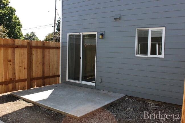 Building Photo - 3206 Bridge St