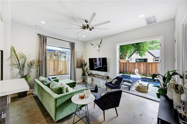 Foto del edificio - 2903 E 3rd St