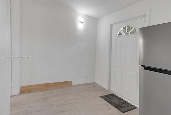 Foto del edificio - 5836 Hope St