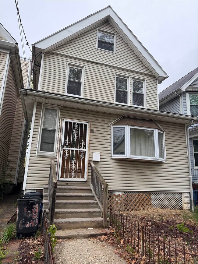 Building Photo - 68 Condict St