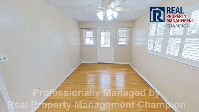 Building Photo - Charming 3 BD/2 BA Home Just 2 Miles from Camp Lejeune Main Gate