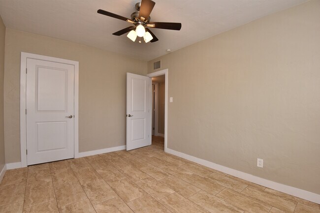 bedroom 1 - 2537 E Clarendon Ave