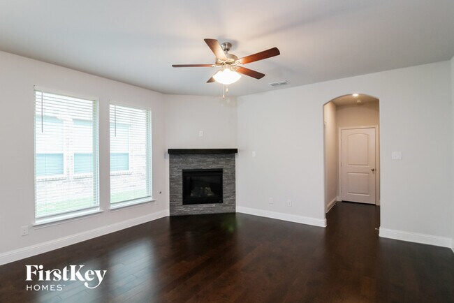 Foto del edificio - 7317 Elm Grove Ln