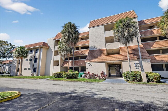 Foto del edificio - 491 Ives Dairy Rd