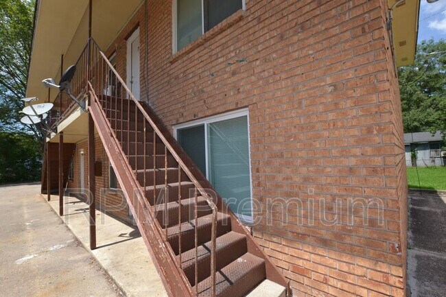 Building Photo - 957 Grebe St
