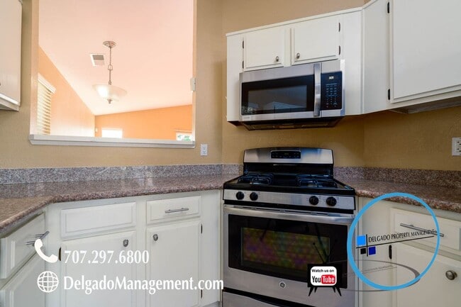 Building Photo - Glen Cove home available
