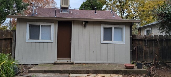 Building Photo - Charming 1 Bedroom Home With Bonus Area