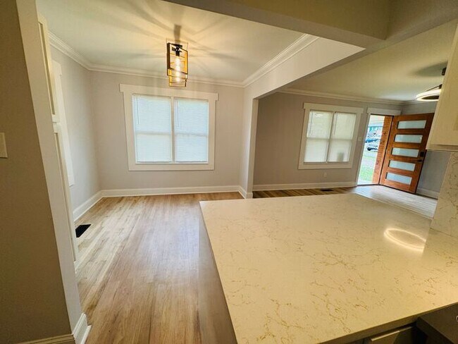 Building Photo - Adorable home minutes from everything