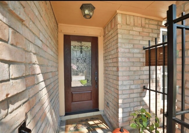 Building Photo - 2206 Hickory Lawn Dr