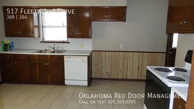 Building Photo - 517 Fleetwood Dr