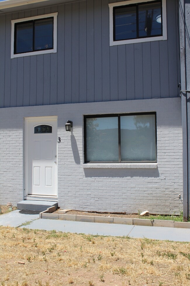 Building Photo - 1322 E 7th St