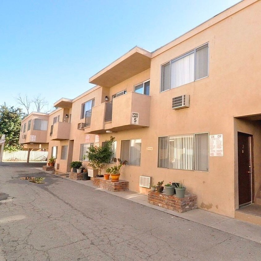Foto del edificio - 5922 Woodman Ave