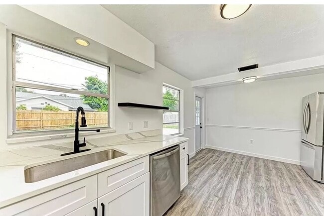 vista trasera de la cocina - 2653 Trinidad St