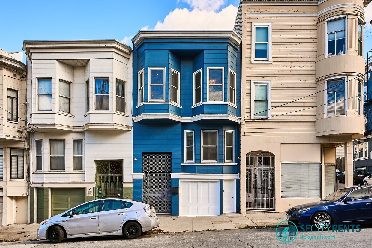 Foto principal - Russian Hill: Remodeled Top Floor Flat w/ In-Unit Washer & Dryer, A/C, Private Roof Deck, Sauna, ...