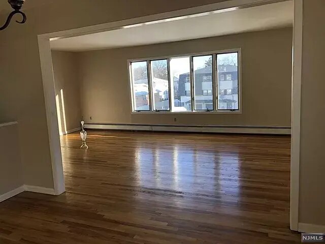 5 Arena Ct Unit 2nd Floor Elmwood Park Nj 07407 Apartment For