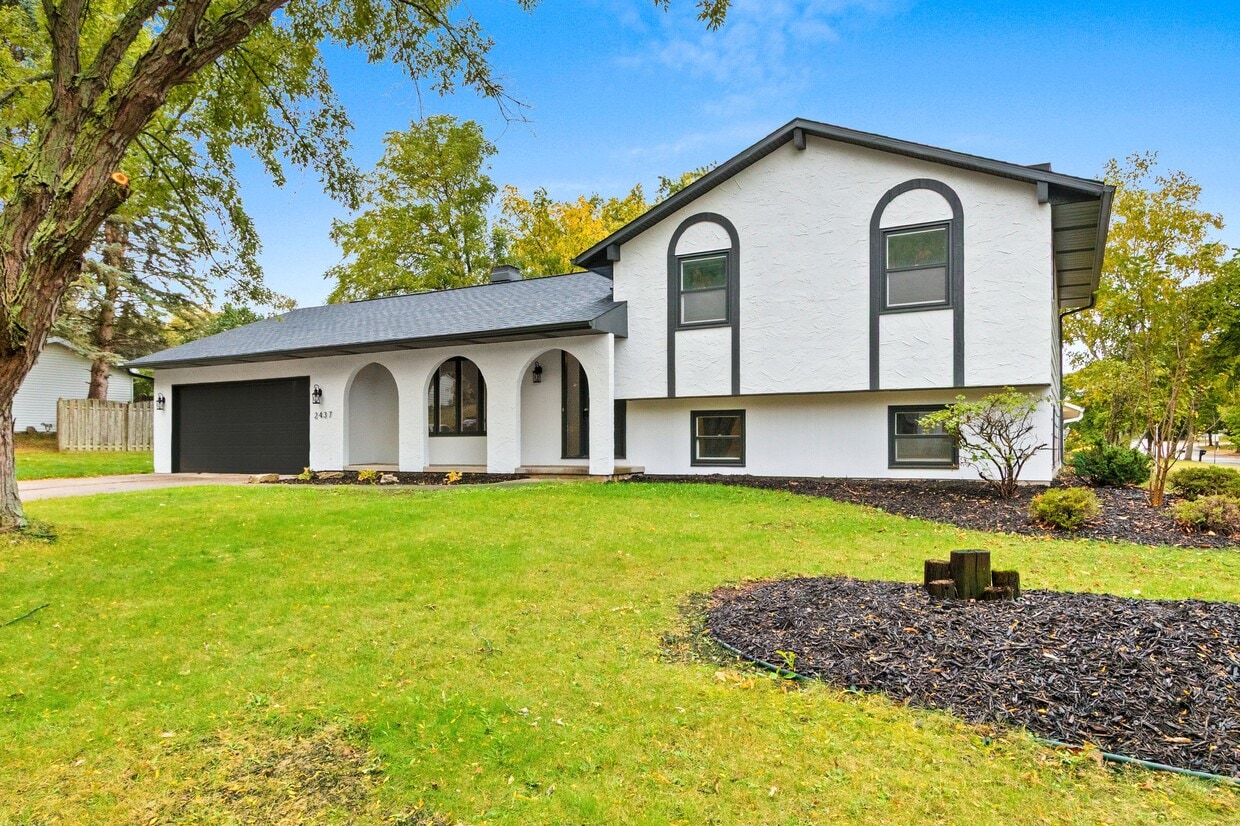 Primary Photo - 2437 Deer Trl