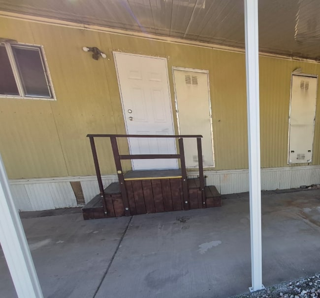 Building Photo - 3601 E Wyoming Ave