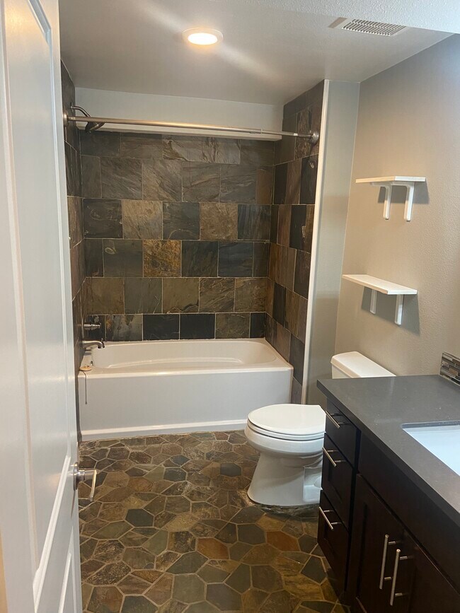Baño - 3901 N Kiska St