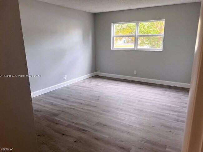 Foto del edificio - 2 br, 1.5 bath Condo - 11604 NW 29th Ct Ap...