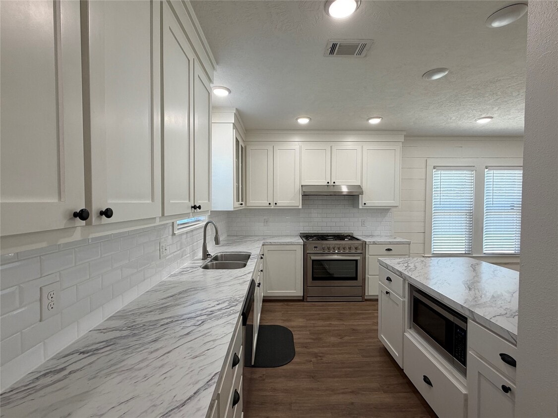 Building Photo - 402 W Third St