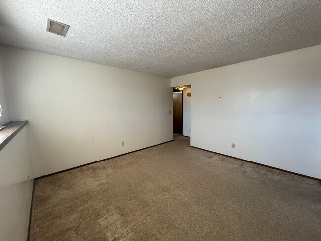 Building Photo - 1305 Queens Ct