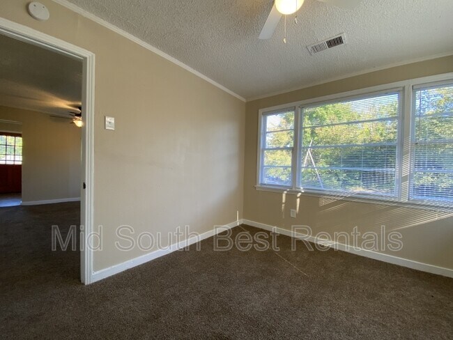 Building Photo - 803 W Levi Rd