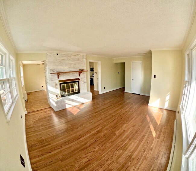 Foto del edificio - Beautiful 3 Bed 2 Bath Home Located In Greensboro