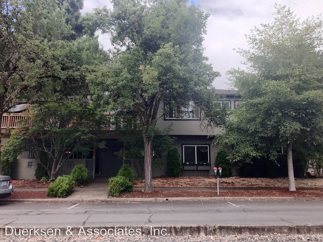 Primary Photo - 620 NW Van Buren Ave