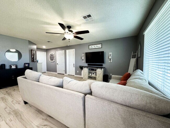 Building Photo - "Spacious 3 Beds, 2 baths Home with Inviti...