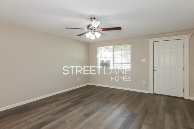 Building Photo - Lovely 3 Bedroom with Pool!