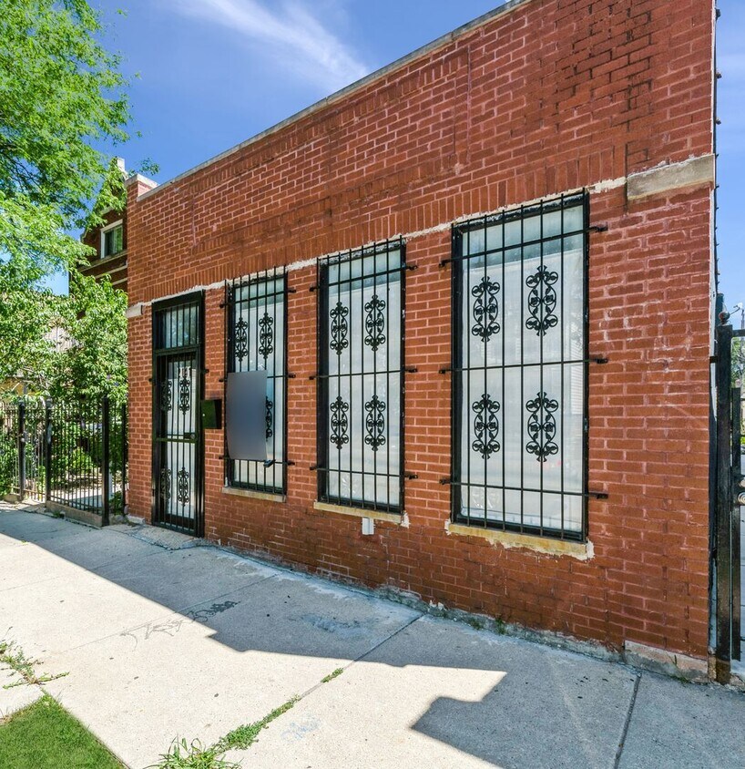 Primary Photo - 2141 N Laramie Ave