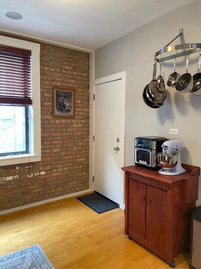 Building Photo - 909 W Cornelia Ave
