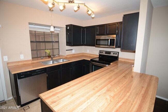Building Photo - 5704 E Aire Libre Ave