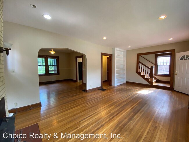 Building Photo - 3 br, 1 bath House - 421 E. 1st St.