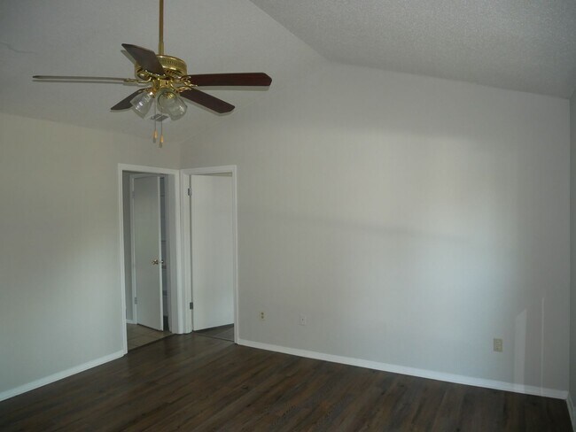 Building Photo - ****JUST REDUCED****3410 Greenway Horn Lak...