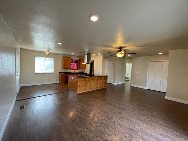 Building Photo - Charming 3-Bedroom, 2-Bathroom Home in Sac...