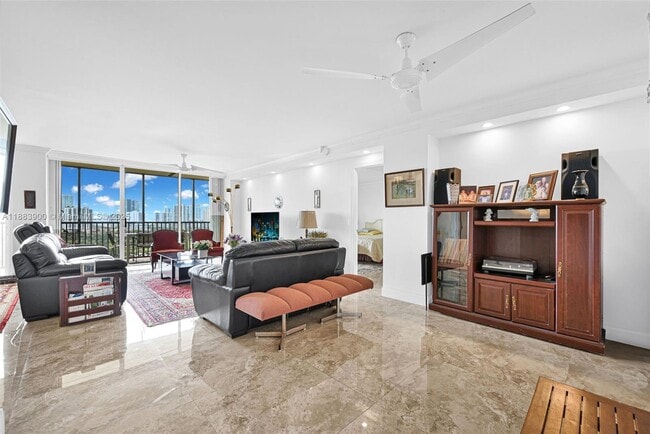 Foto del edificio - 20335 W Country Club Dr