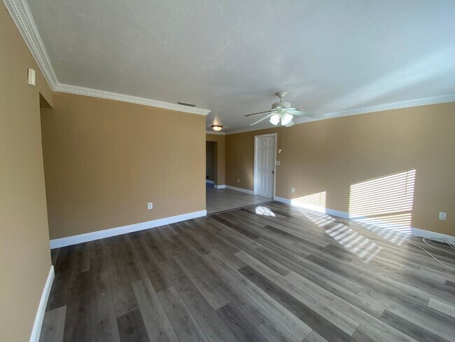 Building Photo - 3/2 Move In Ready