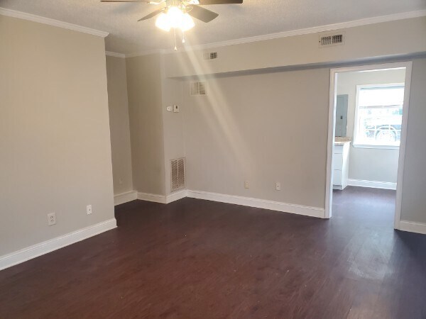 Foto del edificio - 1040/1042 Bose