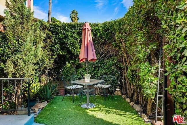 Foto del edificio - 11585 Riverside Dr