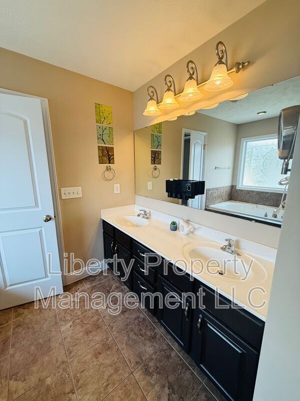 Building Photo - 146 Trenton Pl