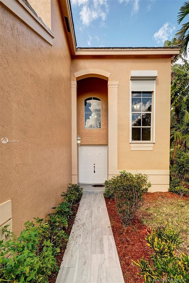 Building Photo - 141 W Bayridge Dr