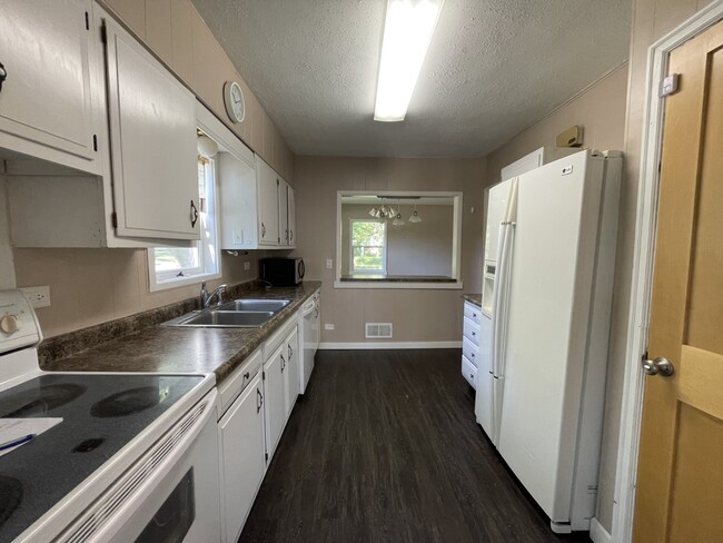Building Photo - 1021 Elm St
