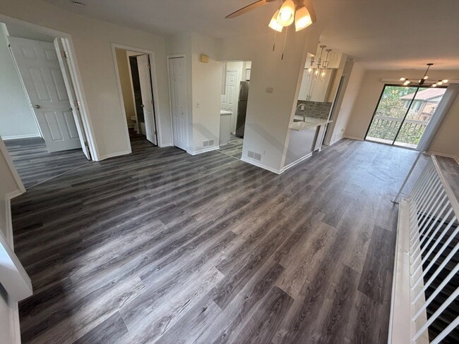 Building Photo - 1560 Meadowside Dr