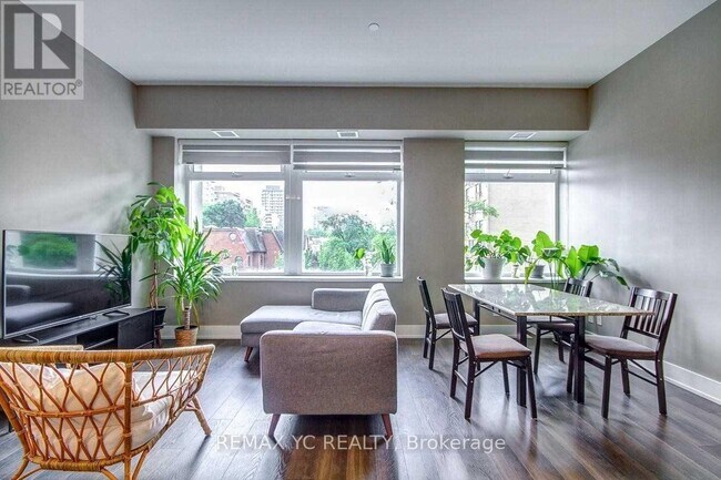 Photo du bâtiment - 111 St Clair Ave W