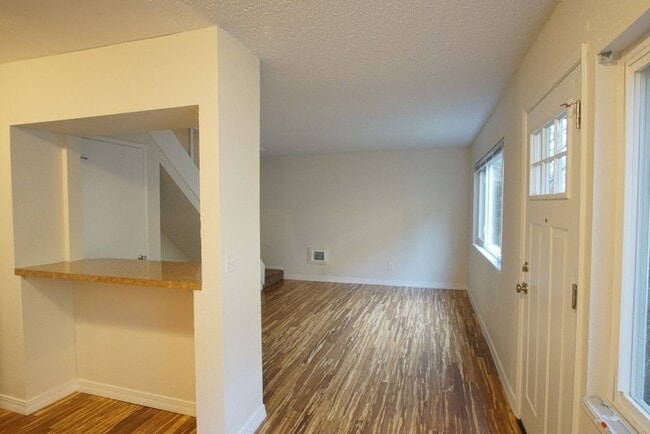 Building Photo - Nicely Renovated Townhome in Adorable Broo...
